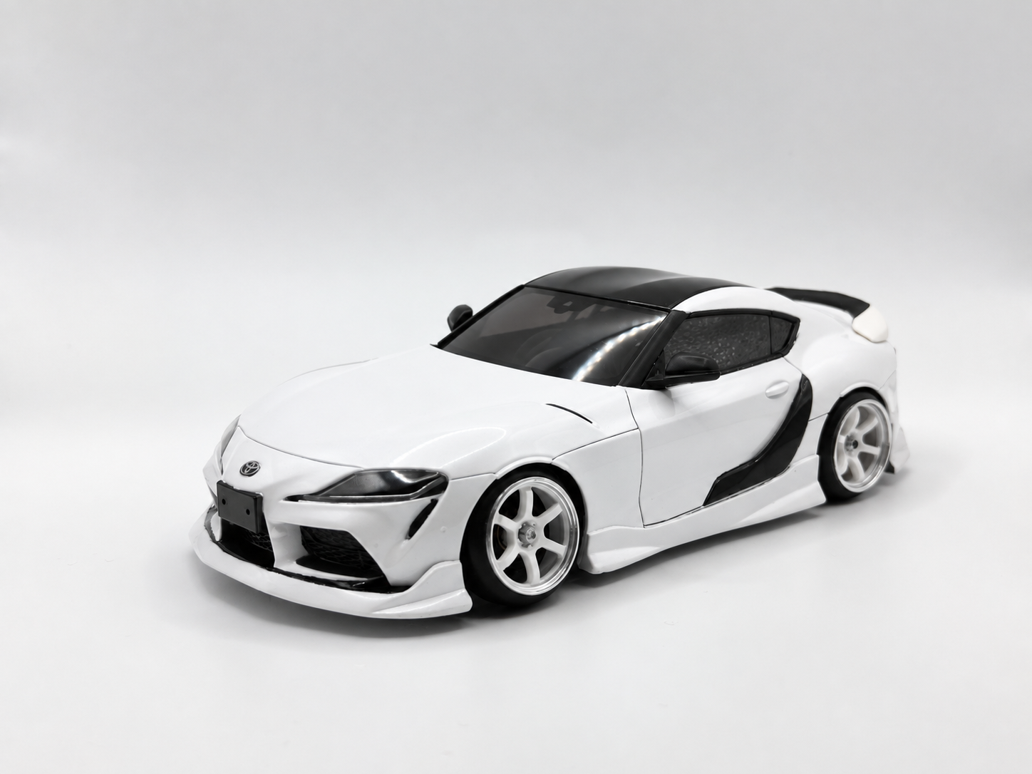白いRCカー用ボディを搭載したMRDの例